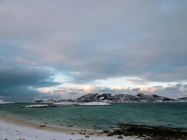 Schöne Aussicht Auf Das Meer Und Die Berge — Stockfoto