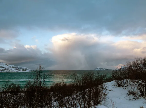 Όμορφο Τοπίο Χιόνι Και Σύννεφα — Φωτογραφία Αρχείου