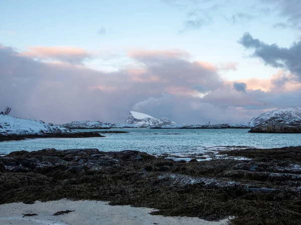 Schöne Aussicht Auf Das Meer Und Die Berge — Stockfoto