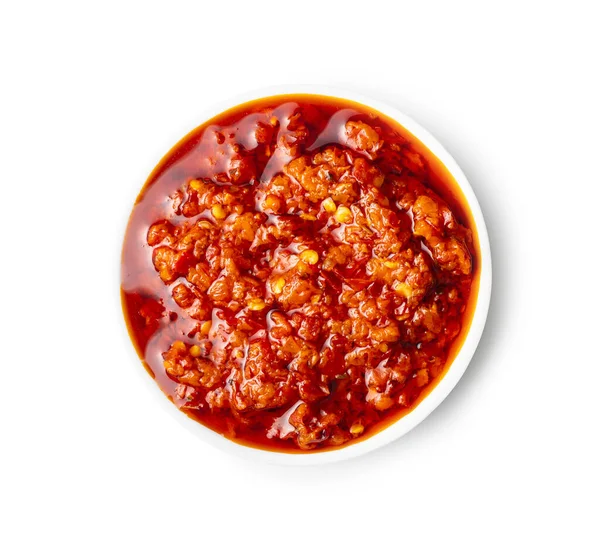 在白色背景下隔离的碗中放红辣椒糊 — 图库照片