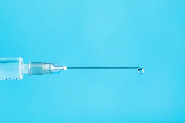 Injekciós Fecskendő Covid Koronavírus Oltás Corona Vírus Vakcina Kék Alapon — Stock Fotó