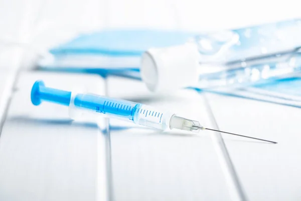 Injektionsspruta Rengöringsgel Och Ansiktsmask Vaccination Mot Coronavirus Enligt Covid Vaccin — Stockfoto