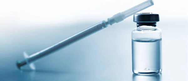 Medizinische Spritze Mit Blauer Flüssigkeit Auf Weißem Hintergrund — Stockfoto