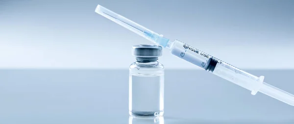 Seringa Médica Vacina Sobre Fundo Azul — Fotografia de Stock