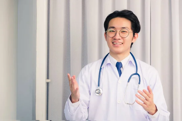 Retrato Feliz Asiático Jovem Médico Bonito Homem Sorrindo Uniforme Com — Fotografia de Stock