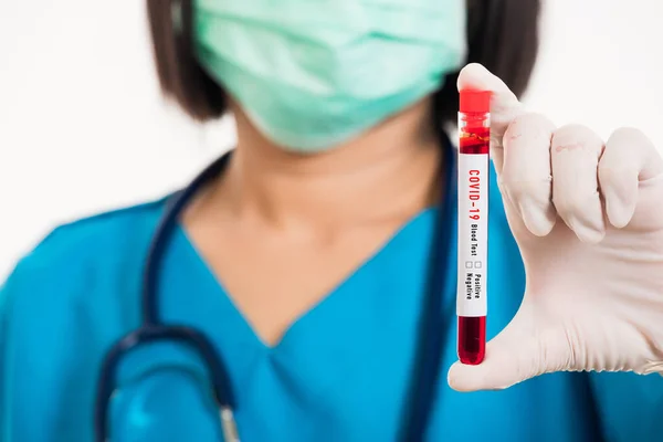 Pielęgniarka Niebieskim Mundurze Nosi Maskę Próbką Probówki Testy Krwi Koronawirusowej — Zdjęcie stockowe