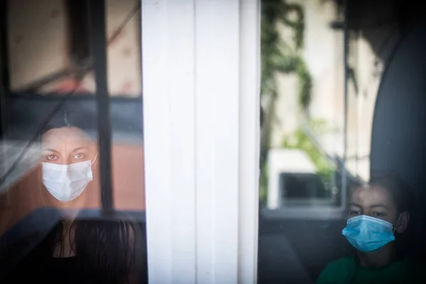 Immagine Una Madre Suo Figlio Che Indossano Maschere Protettive Chirurgiche — Foto Stock