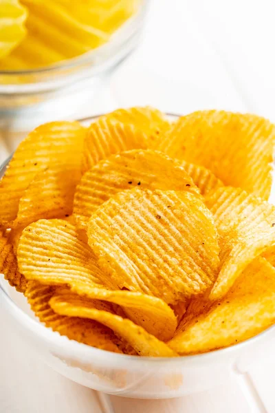 Ropogós Chips Tálban Fehér Asztalon — Stock Fotó