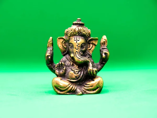 Estatuilla Elefante Ganesha Hecha Latón Sobre Fondo Verde Ganesha También — Foto de Stock