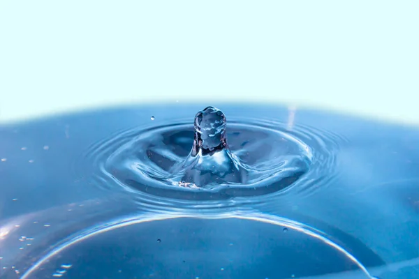 水の発生を抽象化します 水を閉じるのスプラッシュ 高速で撮影された冷凍水滴 気泡のある液体の遅い滴下 自然背景や壁紙 凍結液体スプラッシュ — ストック写真