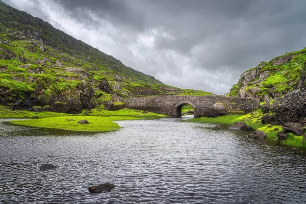 緑の谷の湖の上の小さな石願い橋 黒の谷のダンローのギャップ ケリーのリング 郡ケリー アイルランド — ストック写真