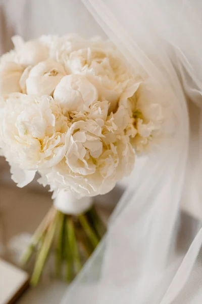 漂亮的白玫瑰结婚花束 — 图库照片