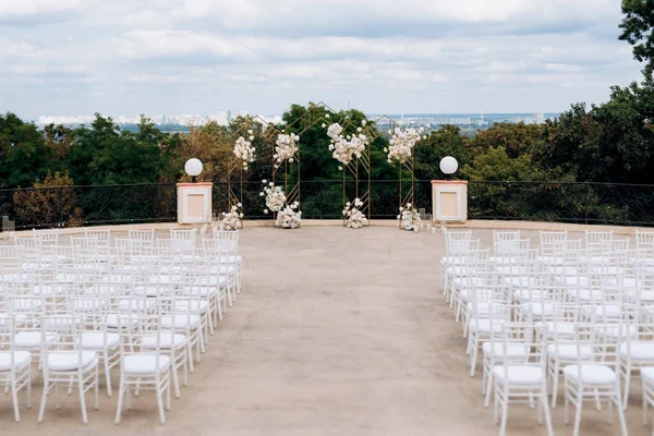 Svatební Oblouk Bílými Židlemi Květinami — Stock fotografie