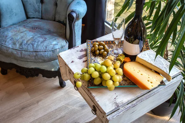 Prato Queijo Com Uvas Vinho Uma Mesa Perto Uma Janela — Fotografia de Stock