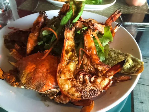 Kepiting Rebus Udang Dan Tiram Makan Siang Restoran — Stok Foto