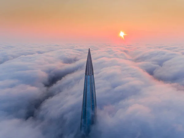 Högst Upp Skyskrapan Ovanför Dimman Dimma Över Staden — Stockfoto