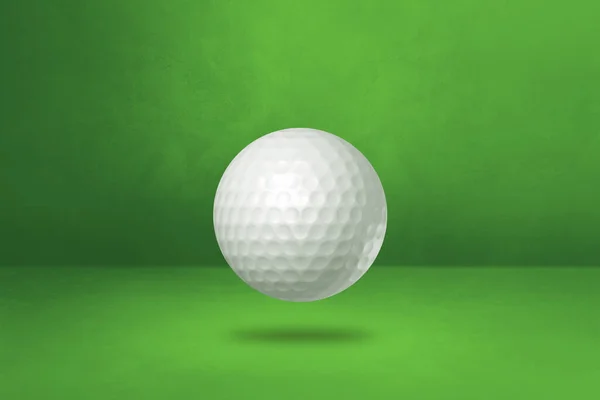 緑のスタジオの背景に隔離された白いゴルフボール 3Dイラスト — ストック写真