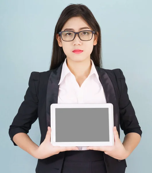 Jóvenes Mujeres Asiáticas Traje Sosteniendo Tableta Digital Pie Sobre Fondo —  Fotos de Stock