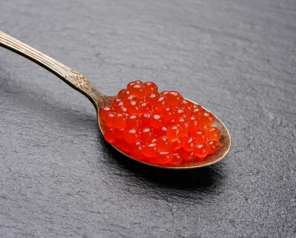 Caviar Vermelho Salmão Chum Uma Colher Metal Fundo Preto Close — Fotografia de Stock