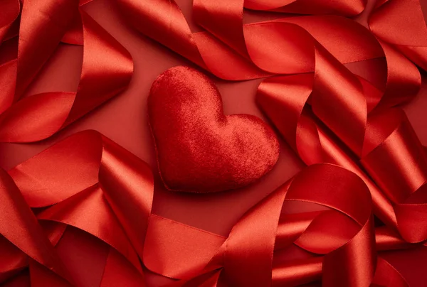 Corazón Textil Rojo Cinta Seda Roja Rizada Sobre Fondo Rojo — Foto de Stock