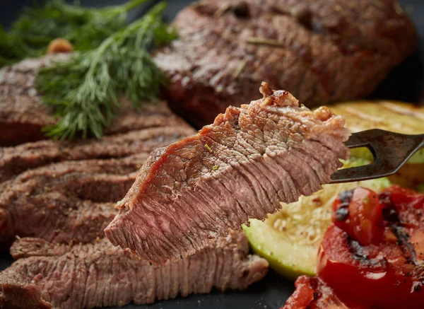 Viande Rôtie Steak Bœuf Grillé Légumes Avec Des Épices Sur — Photo