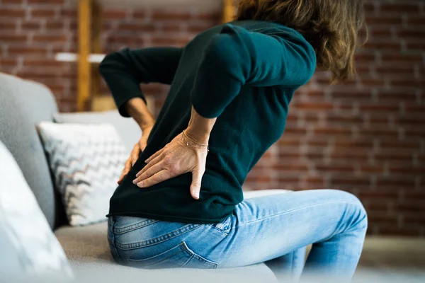 Mujer Con Dolor Espalda Ache Mala Postura — Foto de Stock