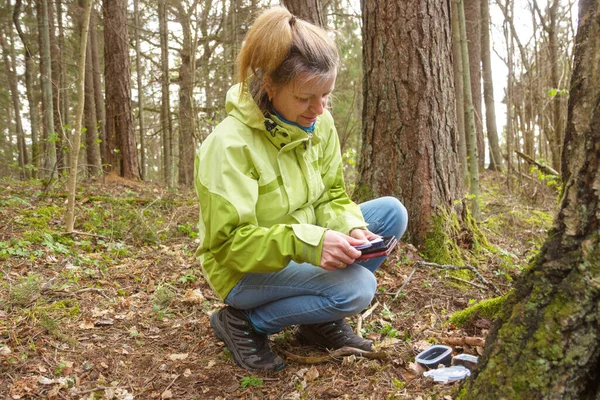 Una Donna Geocaching Donne Nel Bosco Trovano Contenitore Geocache Grande — Foto Stock