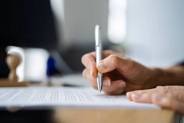 Lawyer Signing Business Contract Document Customer Paperwork — Stock Photo, Image