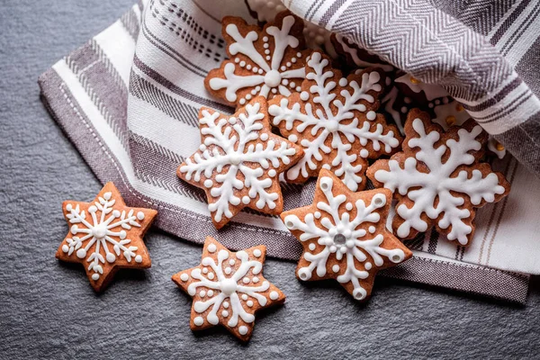 Biscotti Pan Zenzero Natale Uno Sfondo Legno — Foto Stock