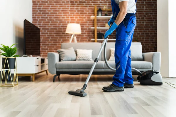 Człowiek Mundurze Vacuuming House Floor Sprzątanie Domu — Zdjęcie stockowe