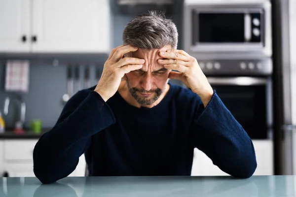 Depressiver Trauriger Mann Mit Kopfschmerzen Sitzt Hause — Stockfoto