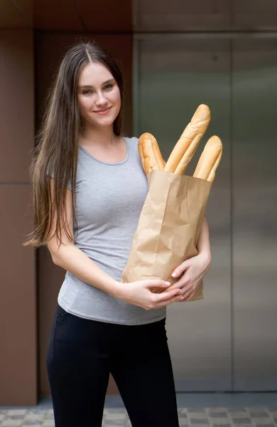 Tânără Caucaziană Îmbrăcată Haine Casual Care Transportă Pungă Hârtie Baghetă — Fotografie, imagine de stoc