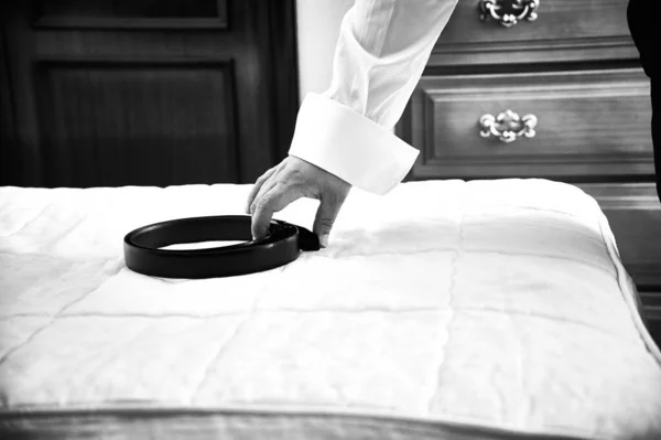 床上挂着钟的穿西服的男人 — 图库照片