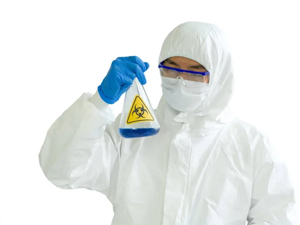 Erlenmeyer Flask Zawiera Niebieskie Ciekłe Chemikalia Ręce Badacza Ścieżka Wycinania — Zdjęcie stockowe
