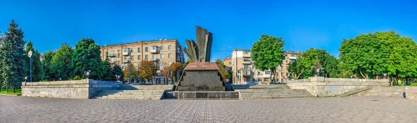 Dnipro Ukraine 2020 在阳光明媚的夏日 乌克兰第聂伯路堤岸上的阿富汗战士坠落纪念碑 — 图库照片