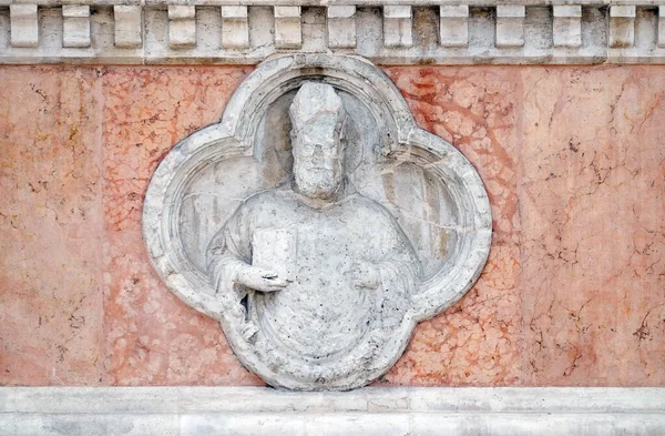 Άγιος Αμβρόσιος Του Giovanni Riguzzo Ανάγλυφο Στην Πρόσοψη Της Βασιλικής — Φωτογραφία Αρχείου