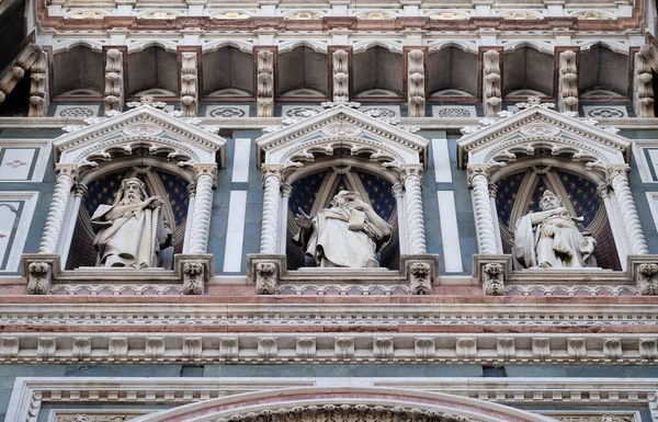 사도들의 조각상들 이탈리아 피렌체에 드리알 마리아델 피오레 대성당의 축물들 — 스톡 사진