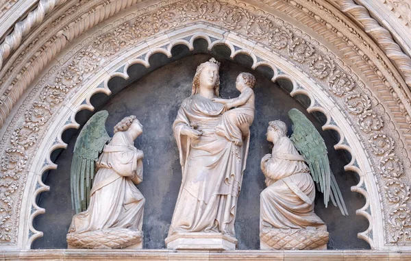 Virgin Child Two Angels Portal Side Wall Cattedrale Santa Maria — Stock Fotó