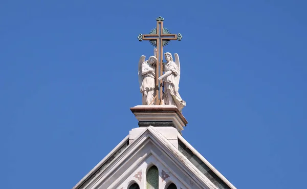 两个拿着十字架的天使 圣克罗斯大教堂 意大利佛罗伦萨著名的方济各会教堂 — 图库照片