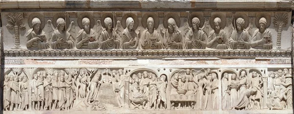 洗礼の装飾の建築家のアーチが イエス キリストの天使の聖人は人生のエピソードをフィギュア聖ヨハネ洗礼者 ピサの大聖堂 イタリア — ストック写真