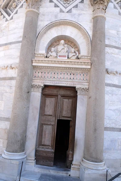 Πόρτα Εισόδου Του Καθεδρικού Ναού Στην Πίζα Της Ιταλίας — Φωτογραφία Αρχείου