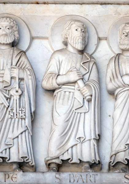 Bas Relief代表意大利卢卡圣马丁诺主教座堂的使徒Saint Bartholomew — 图库照片