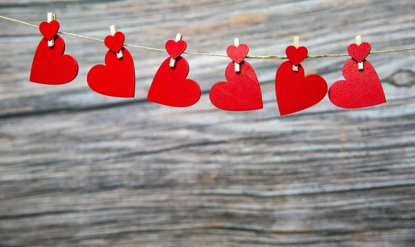 Love Concept Rode Hangende Harten Houten Achtergrond Voor Valentijnsdag Moederdag — Stockfoto