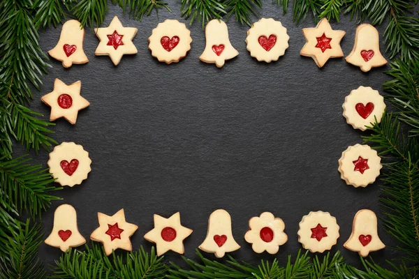 Domácí Vánoční Linzer Sušenky Malinovou Marmeládou Břidlicovém Stole Borovými Větvemi — Stock fotografie