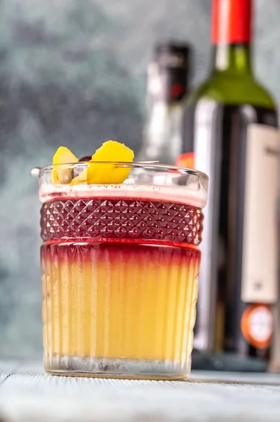 用鸡尾酒樱桃和柠檬皮装饰的纽约葡萄酒杯 — 图库照片