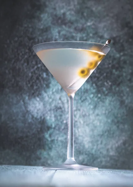 Bicchiere Martini Con Ghiaccio Limone Fondo Scuro — Foto Stock