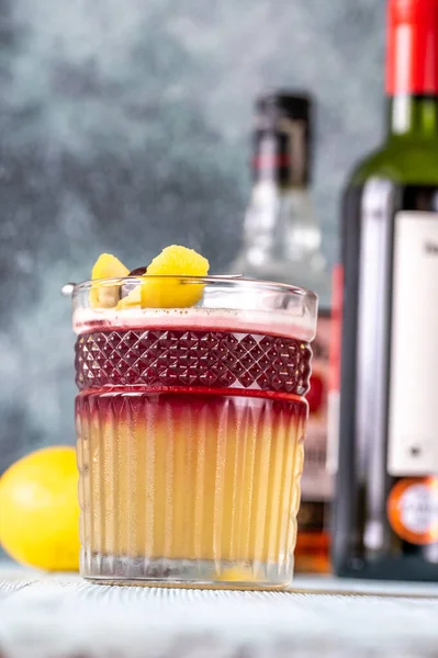 Bicchiere New York Agrodolce Guarnito Con Ciliegia Cocktail Scorza Limone — Foto Stock