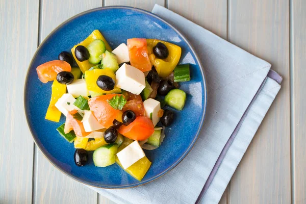 Griekse Salade Van Biologische Groenten Met Tomaten Komkommer Rode Olijven — Stockfoto