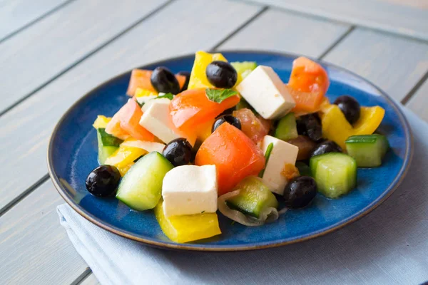 Griekse Salade Met Komkommer Tomaat Peper Sla Feta Kaas Olijven — Stockfoto