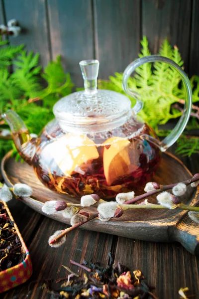 Традиционный Мятный Чай Кедровыми Орехами Травяной Здоровый Чай Вертикальное Изображение — стоковое фото